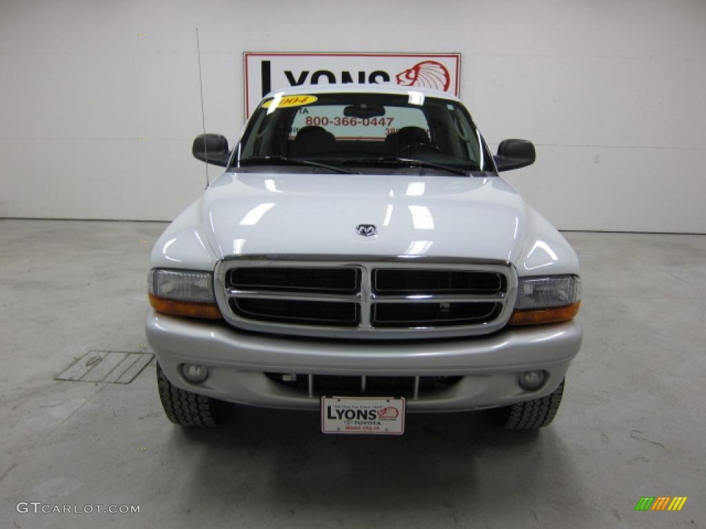 2004 Dakota SLT Quad Cab 4x4 - Bright White / Dark Slate Gray photo #27