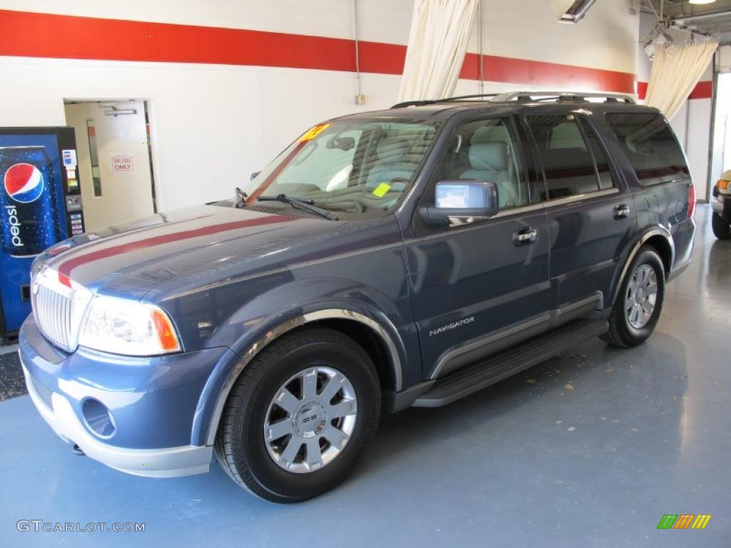 Medium Wedgewood Blue Metallic Lincoln Navigator