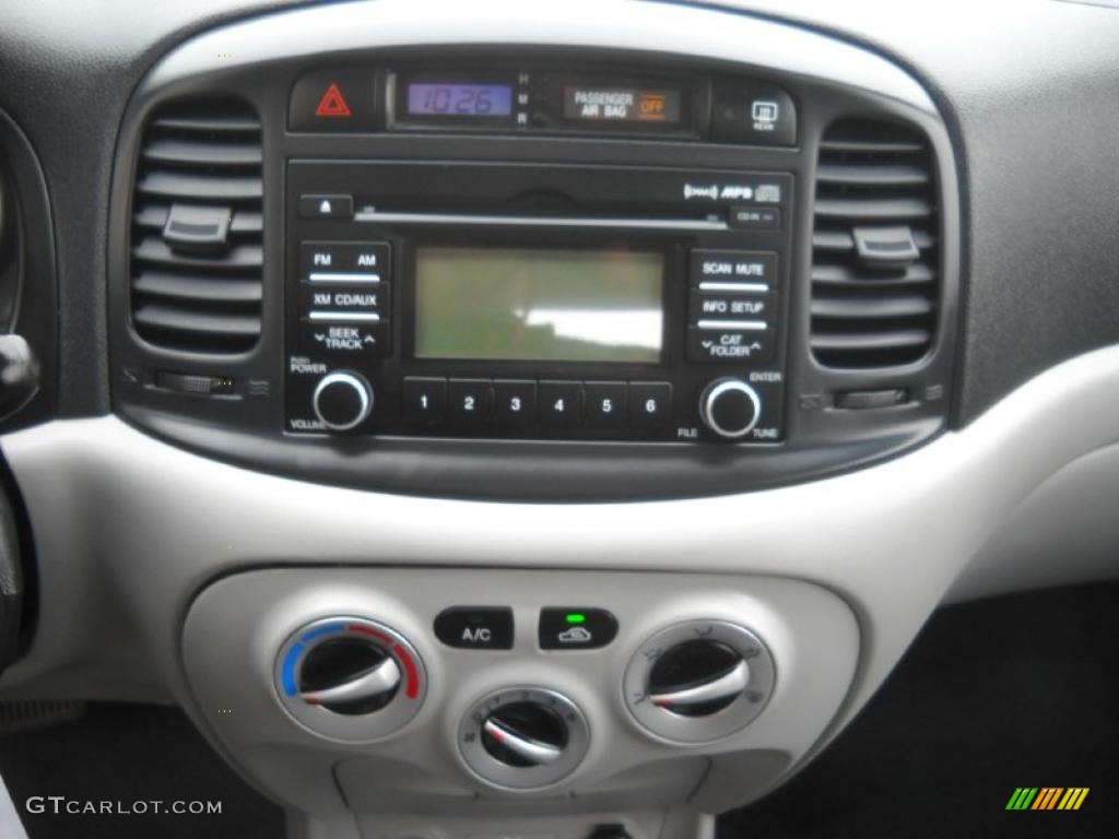 2011 Hyundai Accent GLS 4 Door Controls Photo #48203026