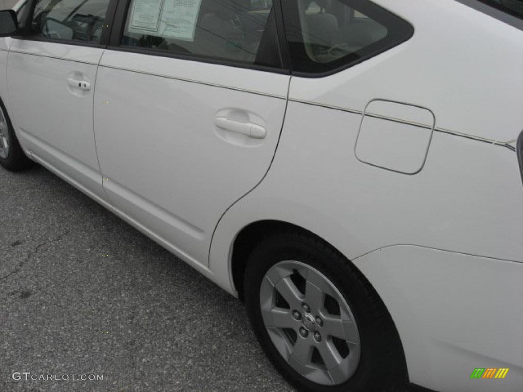 2004 Prius Hybrid - Super White / Brown/Ivory photo #46