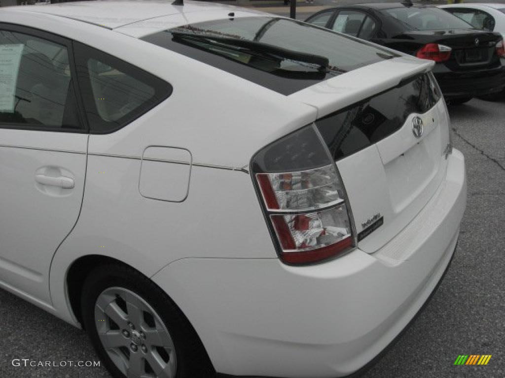 2004 Prius Hybrid - Super White / Brown/Ivory photo #47