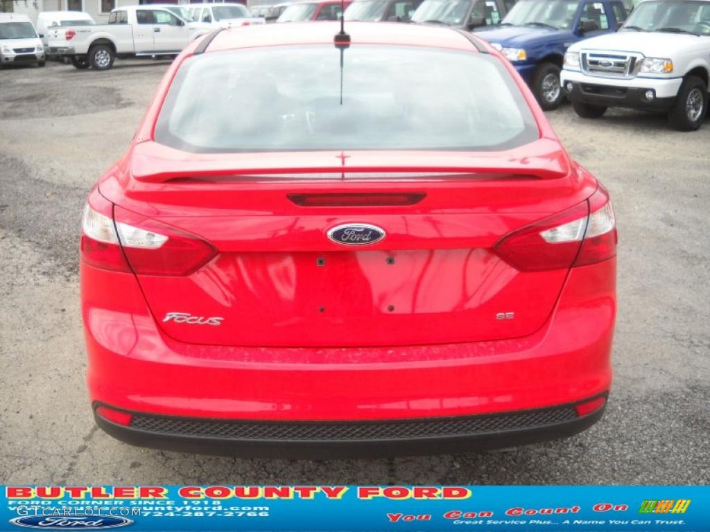 2012 Focus SE Sport Sedan - Race Red / Two-Tone Sport photo #4