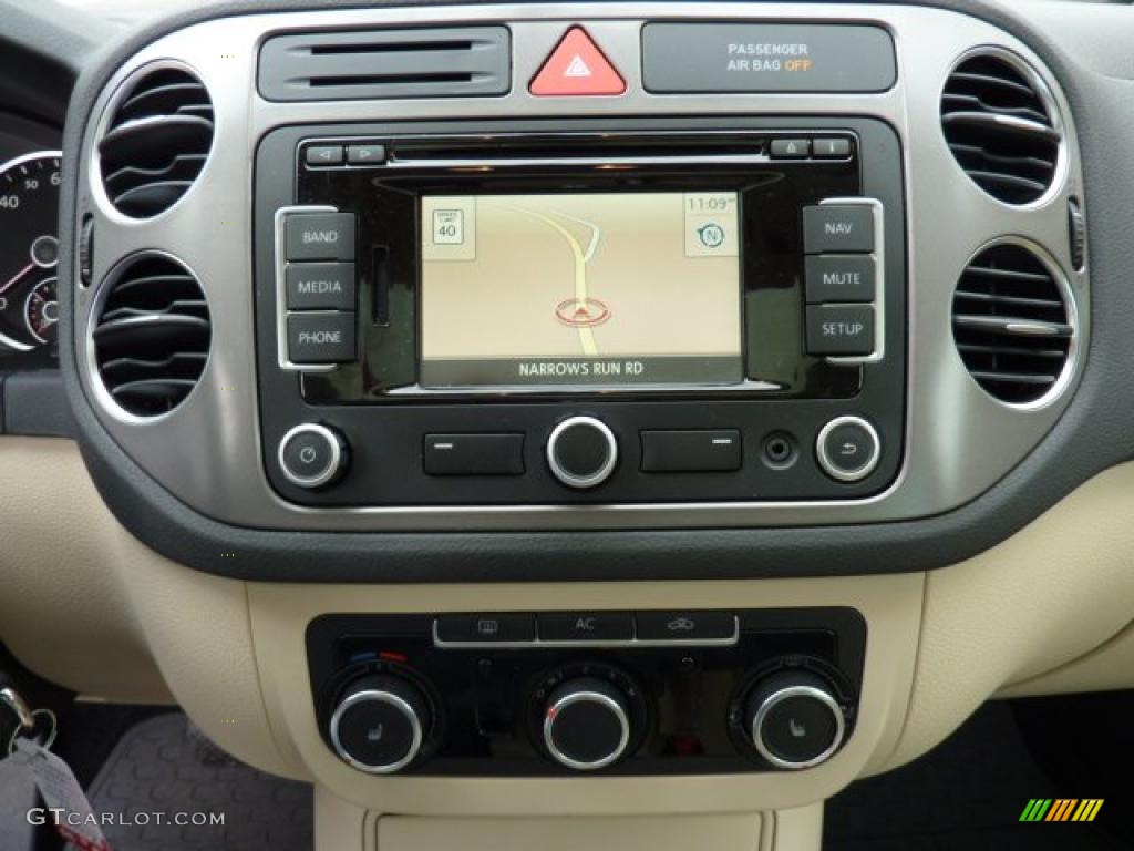 2011 Volkswagen Tiguan SE 4Motion Navigation Photos
