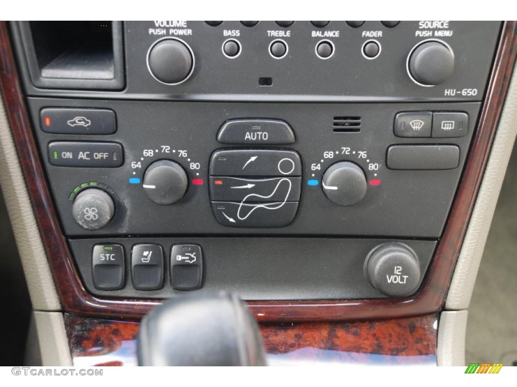 2005 Volvo S60 2.5T Controls Photo #48226598