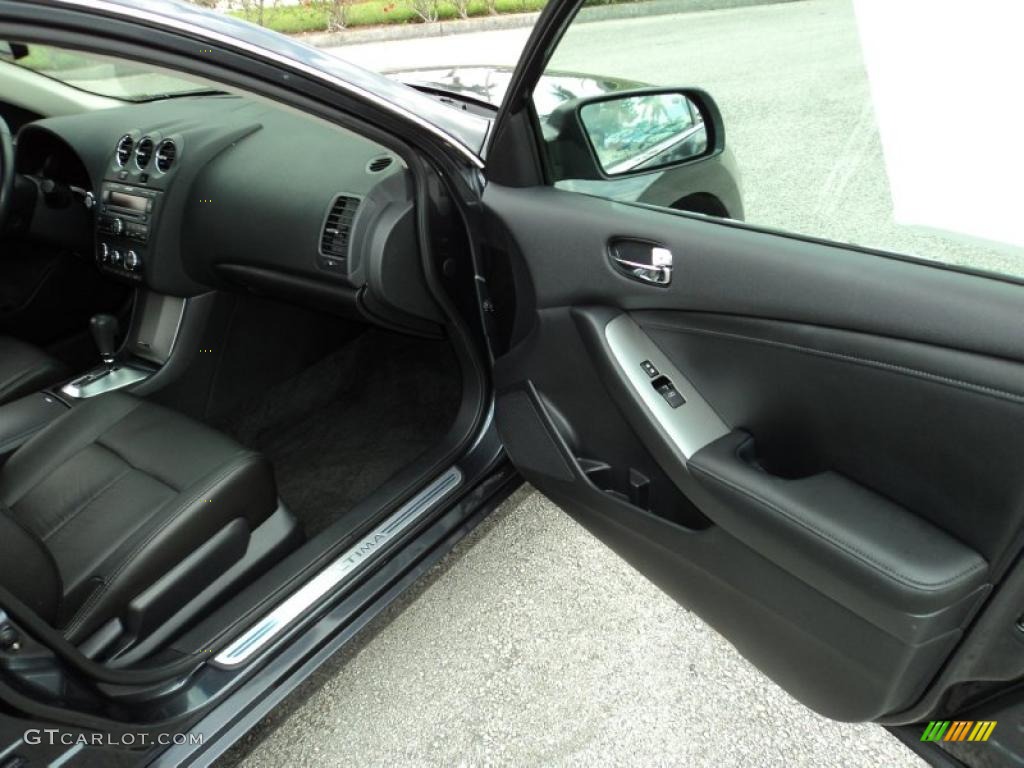 2009 Nissan Altima 3.5 SE Door Panel Photos