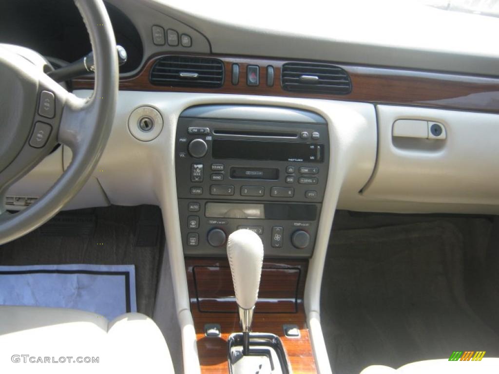 2002 Cadillac Seville SLS Controls Photo #48246516