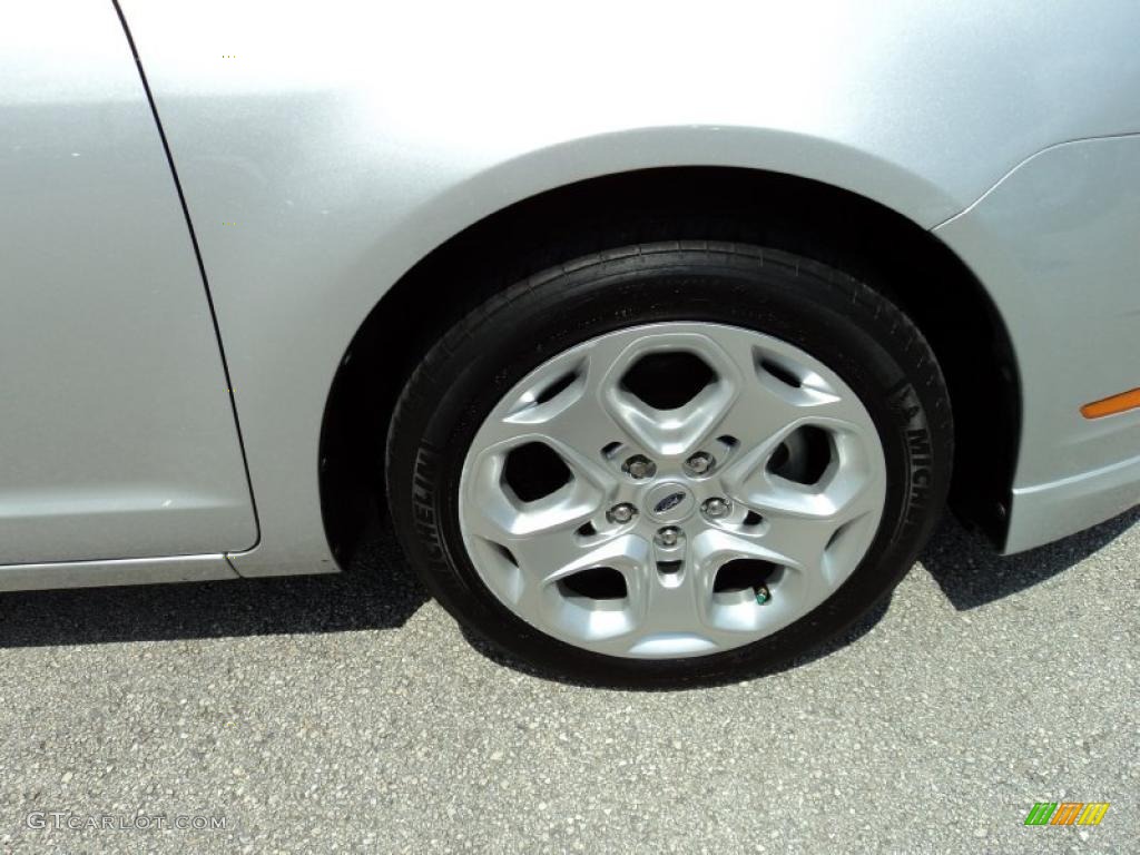2010 Fusion SE V6 - Brilliant Silver Metallic / Medium Light Stone photo #3