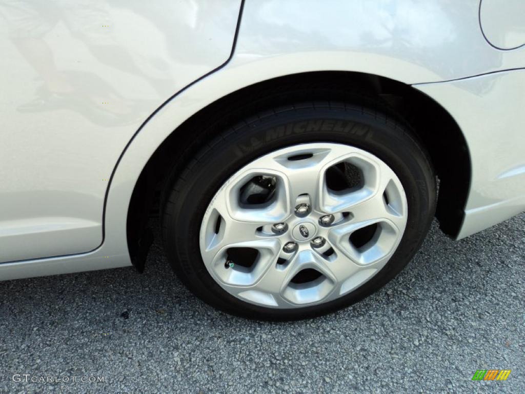 2010 Fusion SE V6 - Brilliant Silver Metallic / Medium Light Stone photo #11
