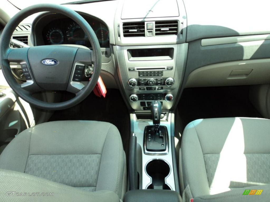 2010 Fusion SE V6 - Brilliant Silver Metallic / Medium Light Stone photo #23