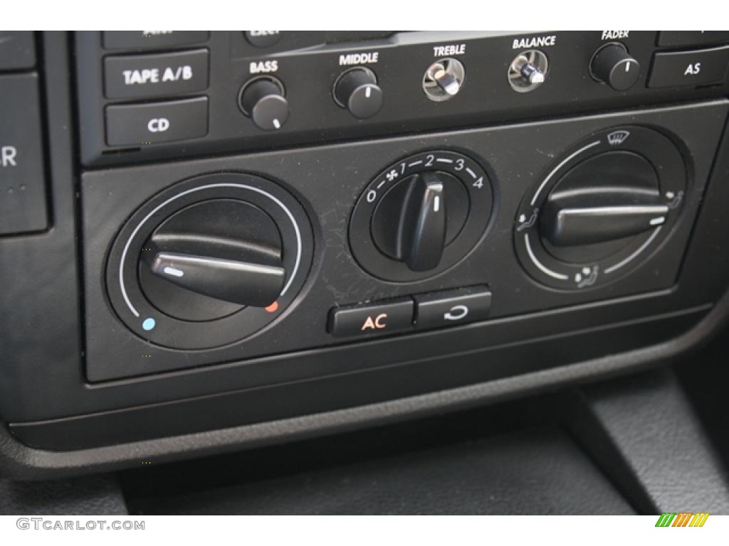 2003 Volkswagen Passat GLS Wagon Controls Photo #48248436