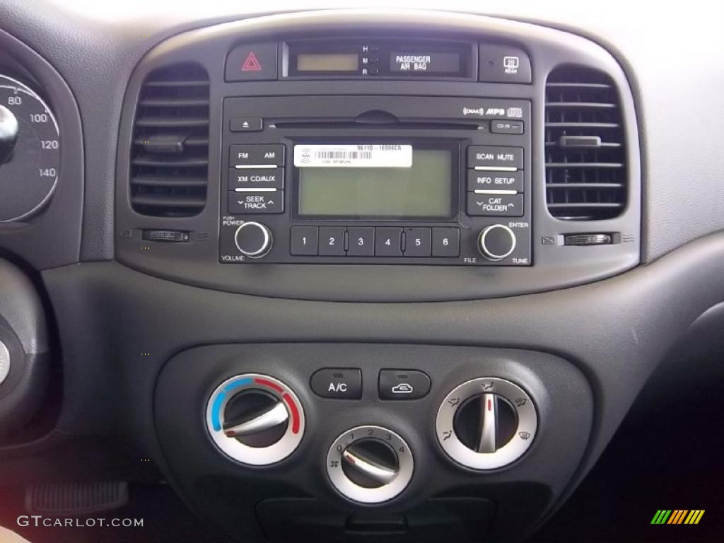 2011 Hyundai Accent GS 3 Door Controls Photo #48263052