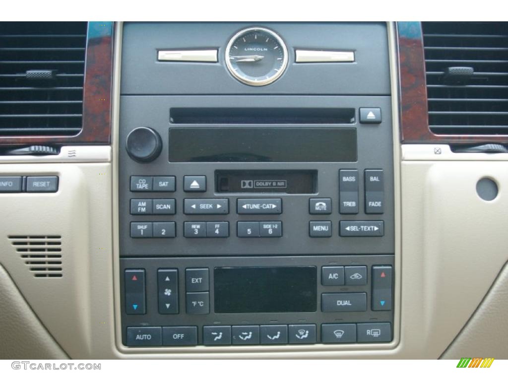 2007 Lincoln Town Car Signature Controls Photo #48270724