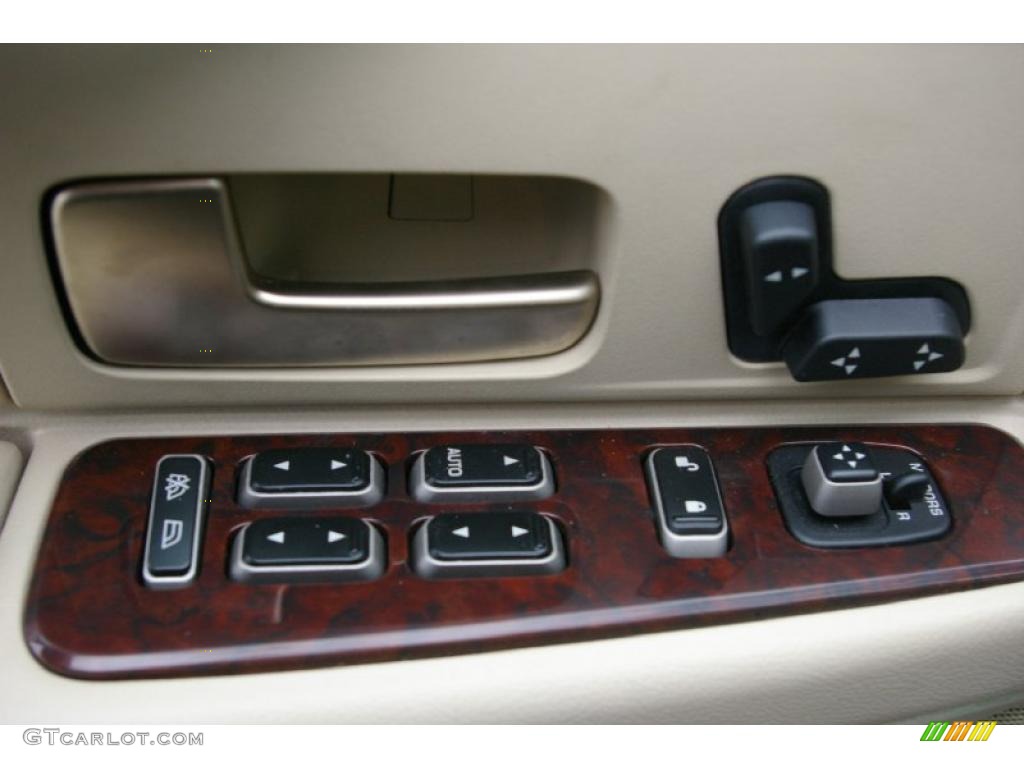 2007 Lincoln Town Car Signature Controls Photo #48270766