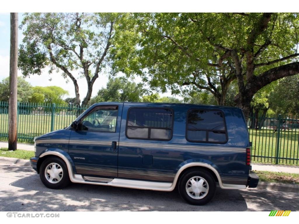 2002 Safari SLE Passenger Conversion - Cadet Blue Metallic / Neutral photo #4