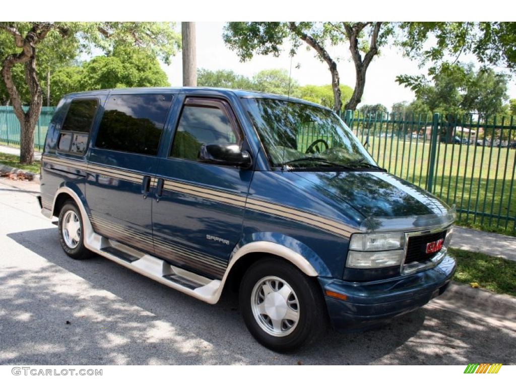 2002 Safari SLE Passenger Conversion - Cadet Blue Metallic / Neutral photo #13