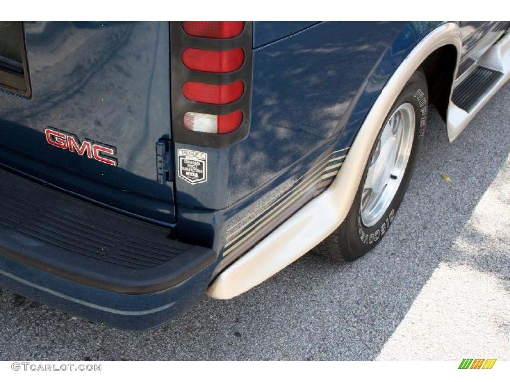 2002 Safari SLE Passenger Conversion - Cadet Blue Metallic / Neutral photo #20