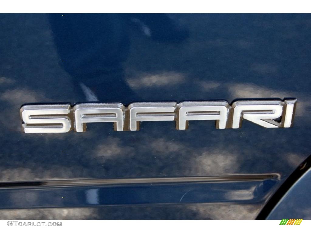 2002 Safari SLE Passenger Conversion - Cadet Blue Metallic / Neutral photo #27