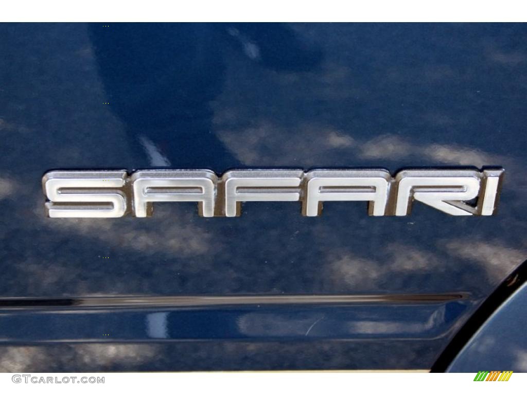2002 GMC Safari SLE Passenger Conversion Marks and Logos Photos