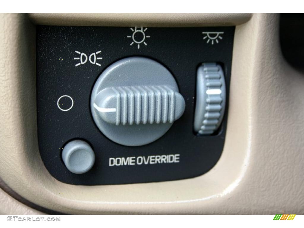 2002 GMC Safari SLE Passenger Conversion Controls Photo #48279769