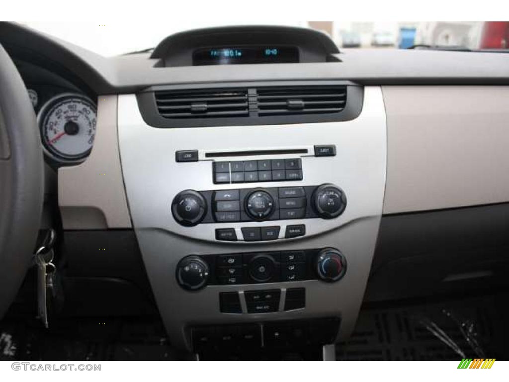 2009 Focus SE Sedan - Light Ice Blue Metallic / Medium Stone photo #15