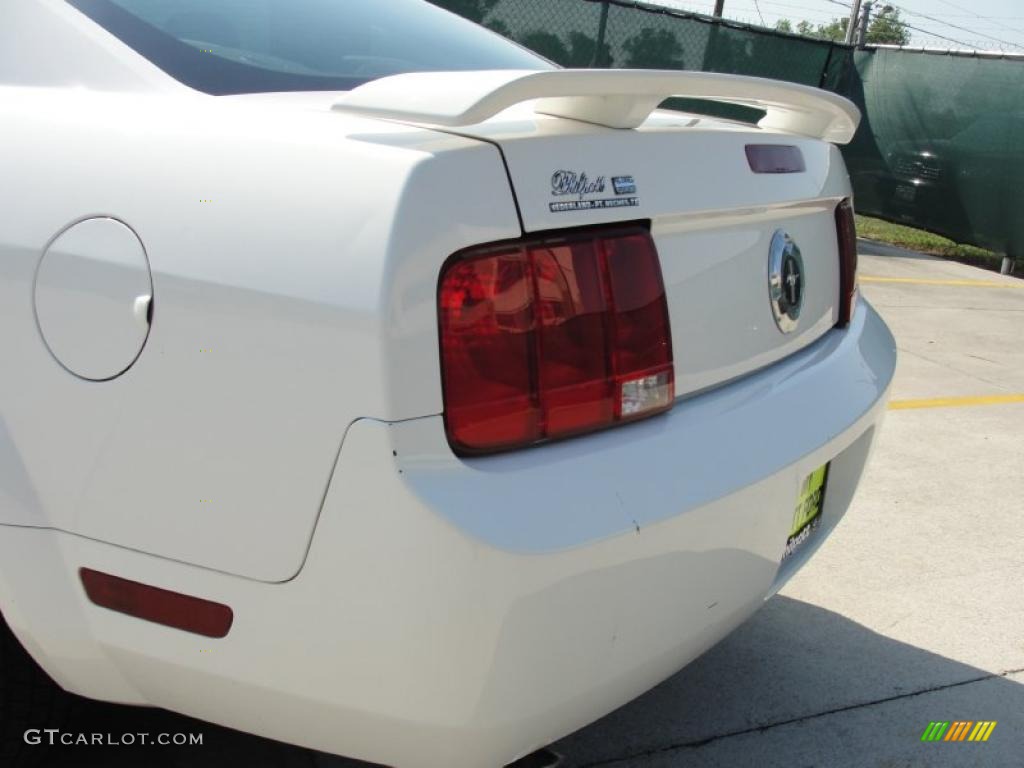 2006 Mustang V6 Premium Coupe - Performance White / Light Graphite photo #35