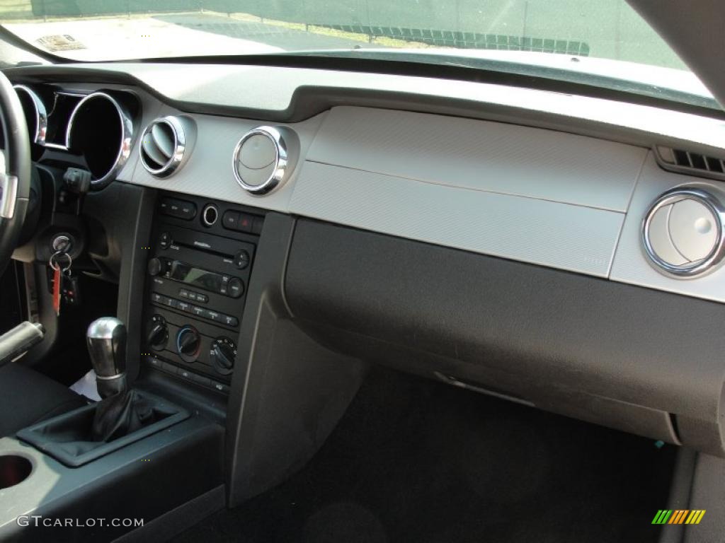 2006 Mustang V6 Premium Coupe - Performance White / Light Graphite photo #39