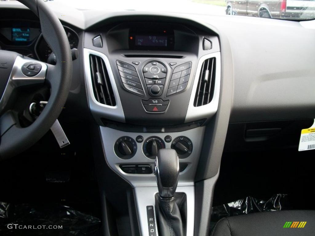 2012 Ford Focus SE SFE Sedan Controls Photo #48291154