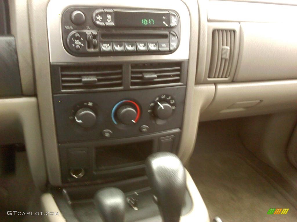 2004 Grand Cherokee Laredo 4x4 - Deep Beryl Green Pearl / Taupe photo #12