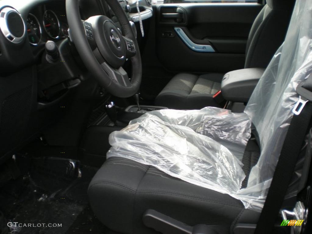 2011 Wrangler Sahara 4x4 - Black / Black photo #4
