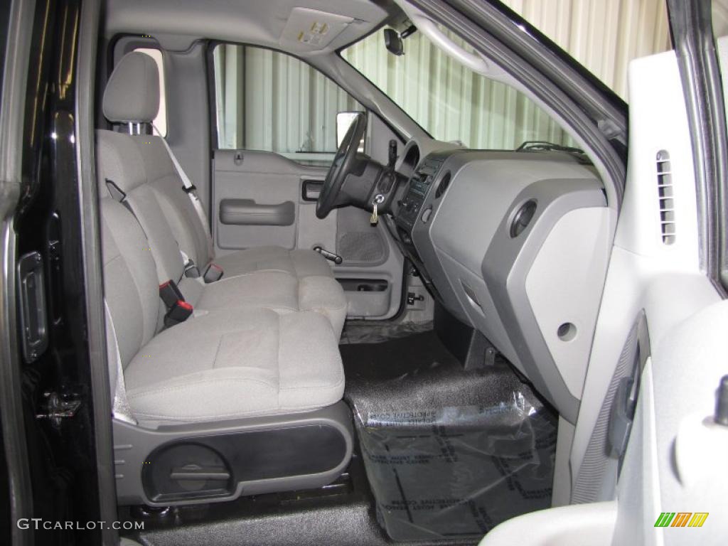 2006 F150 XL Regular Cab - Black / Medium Flint photo #10