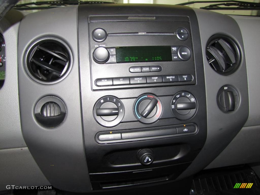 2006 F150 XL Regular Cab - Black / Medium Flint photo #14