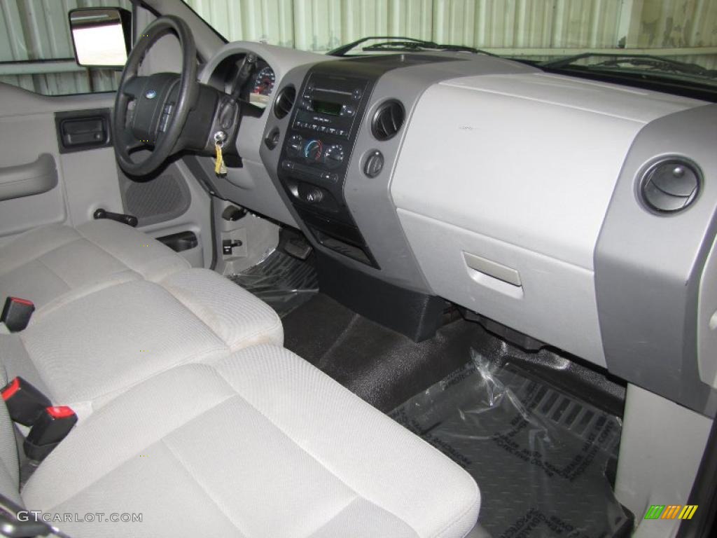 2006 F150 XL Regular Cab - Black / Medium Flint photo #15
