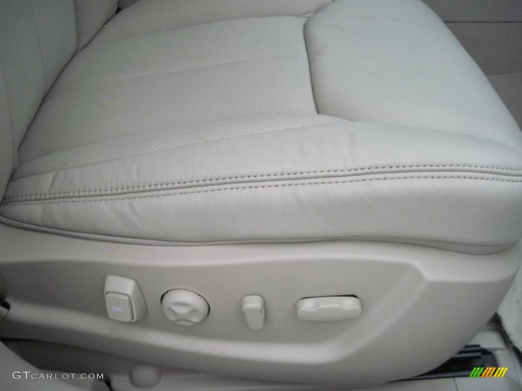 2011 Cadillac DTS Premium Controls Photo #48305683
