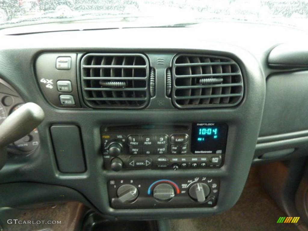 2001 Chevrolet S10 LS Crew Cab 4x4 Controls Photo #48317433