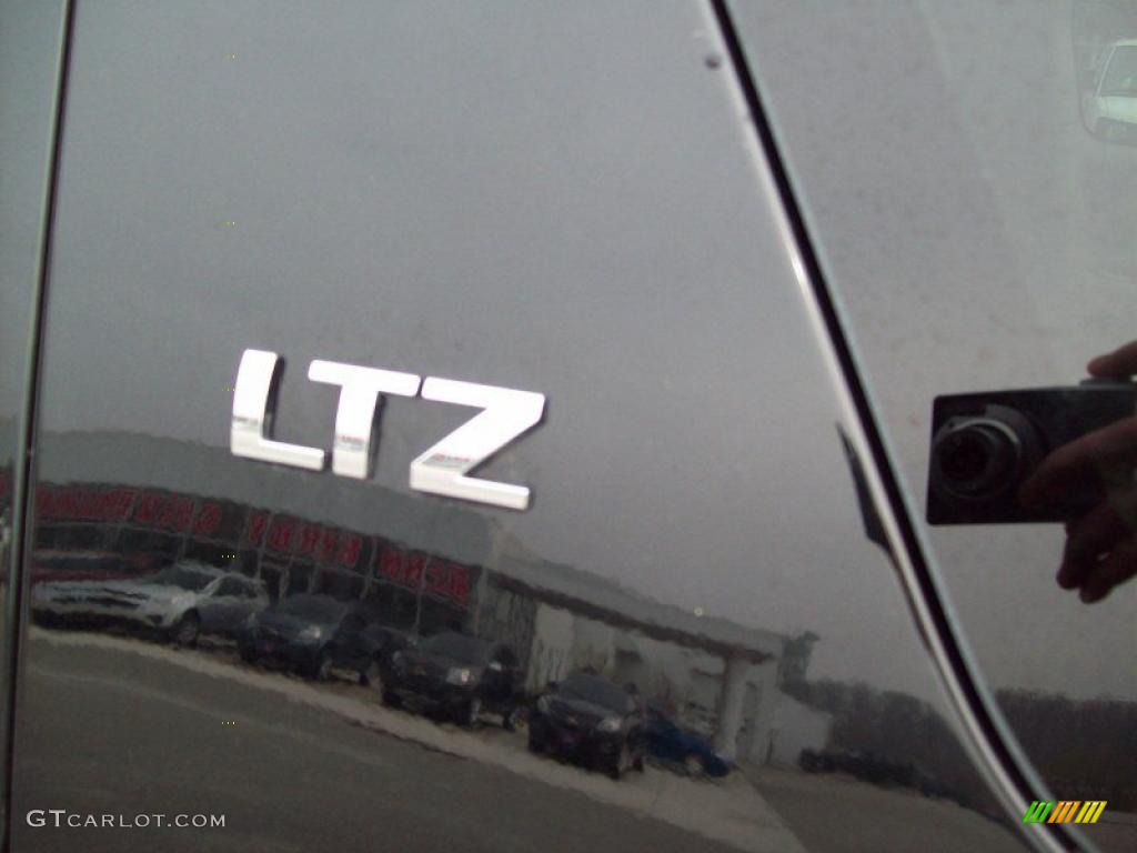 2009 Chevrolet Suburban LTZ 4x4 Marks and Logos Photos