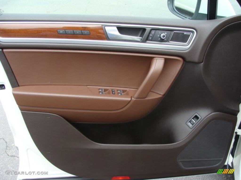 2011 Volkswagen Touareg VR6 FSI Executive 4XMotion Door Panel Photos