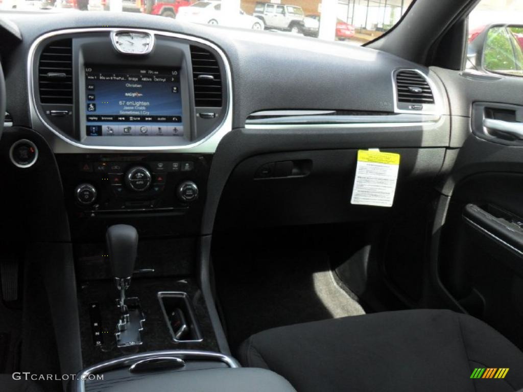 2011 Chrysler 300 Standard 300 Model Black Dashboard Photo #48325640