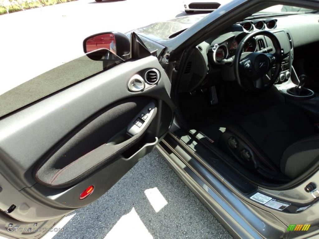 2010 Nissan 370Z NISMO Coupe NISMO Black/Red Cloth Door Panel Photo #48333589