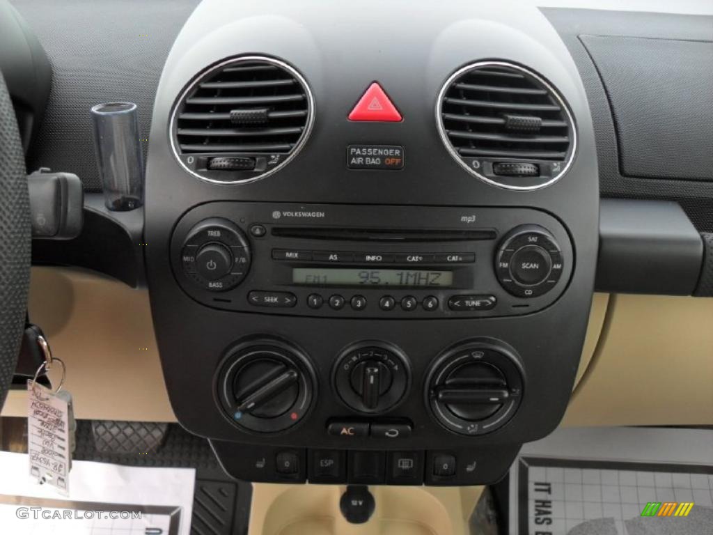 2008 Volkswagen New Beetle S Coupe Controls Photo #48338599
