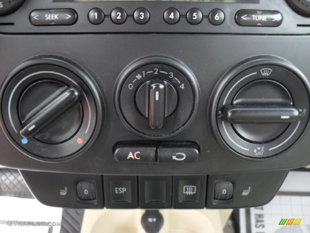 2008 Volkswagen New Beetle S Coupe Controls Photo #48338642