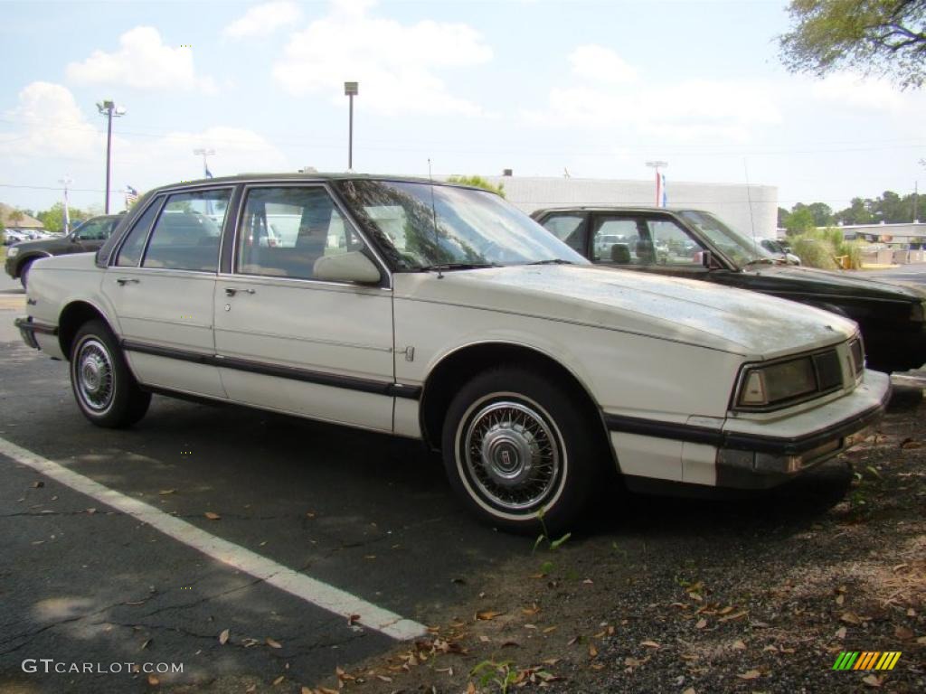 1987 Delta 88 Royal Brougham - White / Gray photo #2