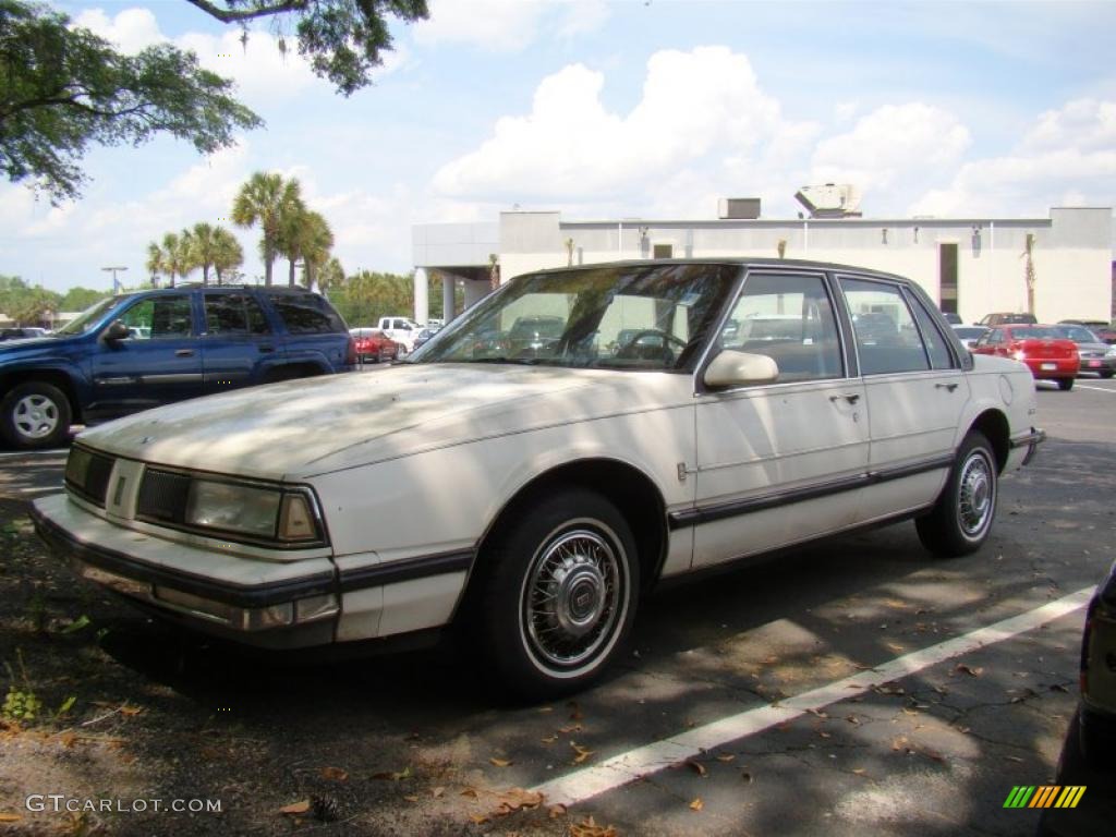 1987 Delta 88 Royal Brougham - White / Gray photo #3