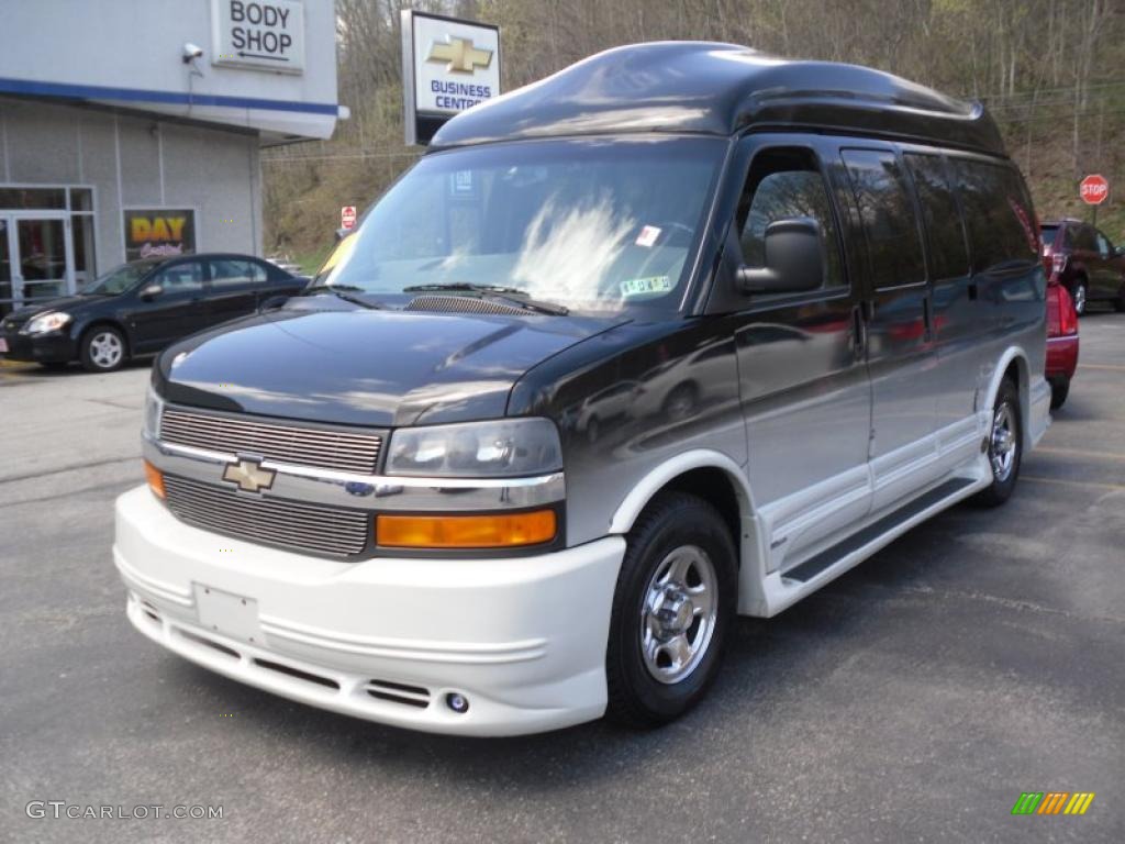 Summit White Chevrolet Express