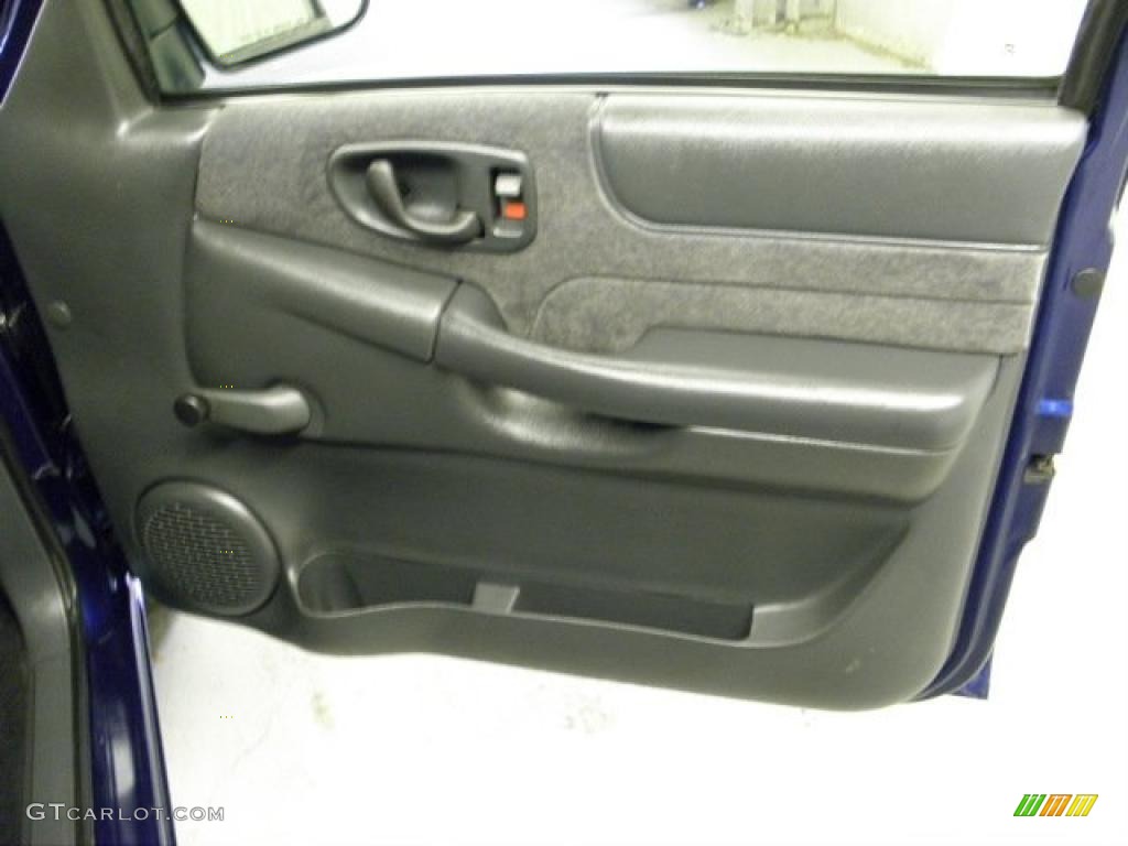 2002 Chevrolet S10 LS Regular Cab Graphite Door Panel Photo #48357298