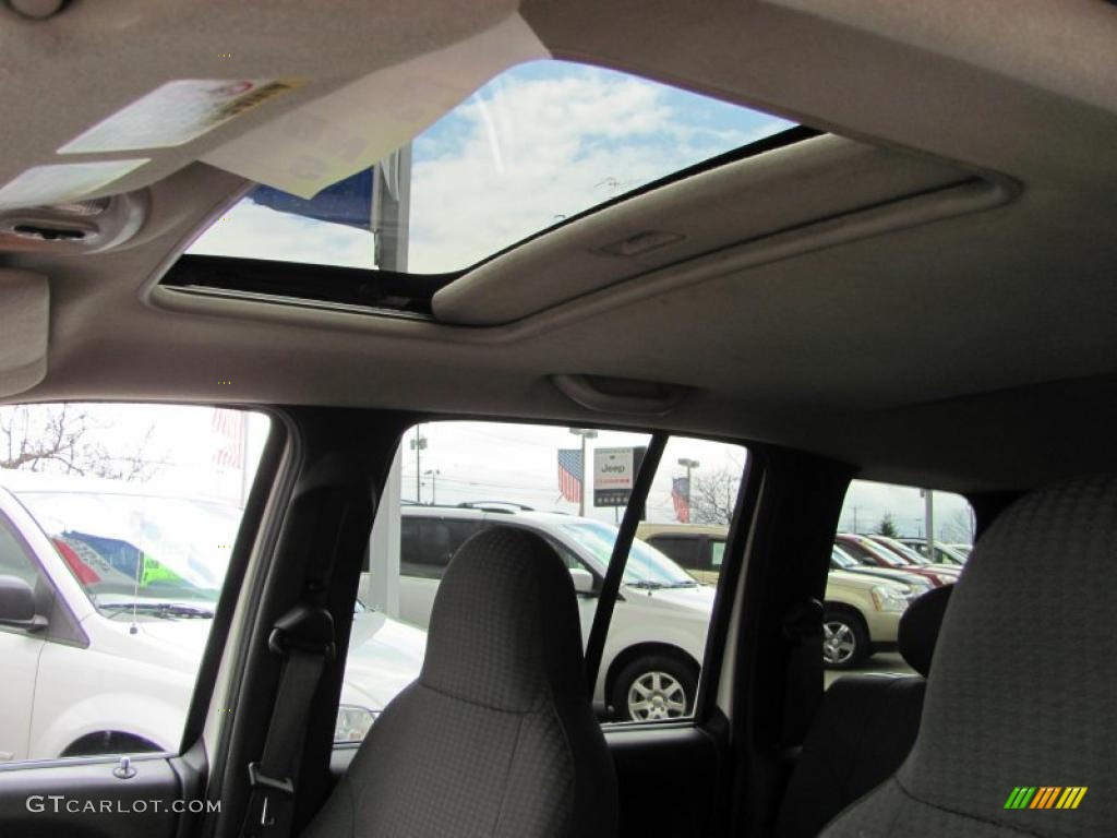 2003 Liberty Sport 4x4 - Stone White / Dark Slate Gray photo #10