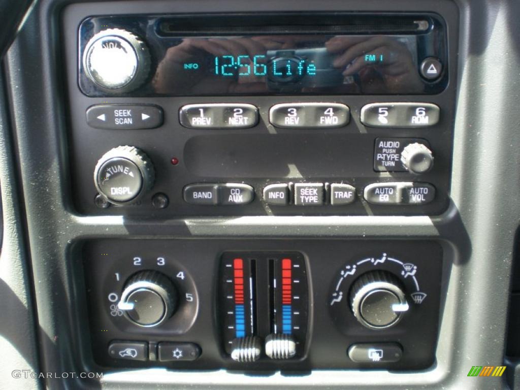 2004 Chevrolet Silverado 1500 LS Regular Cab 4x4 Controls Photo #48357598