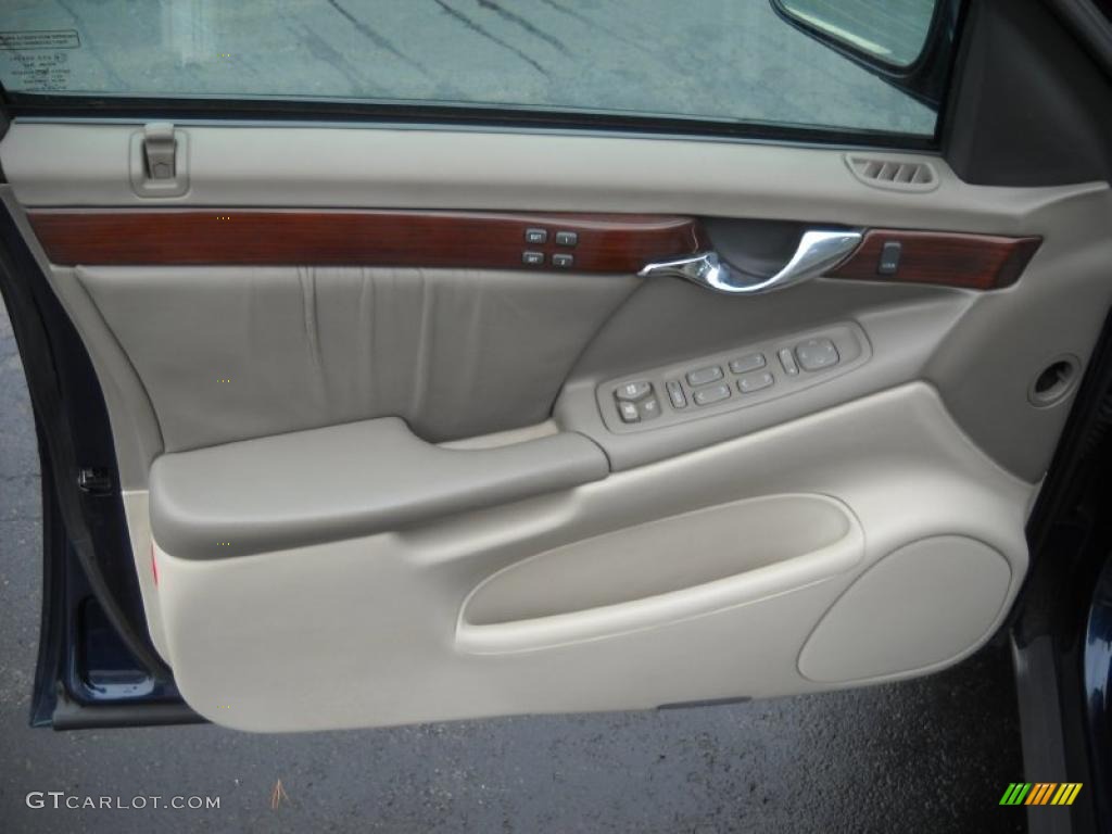 2002 Cadillac DeVille DHS Oatmeal Door Panel Photo #48364240