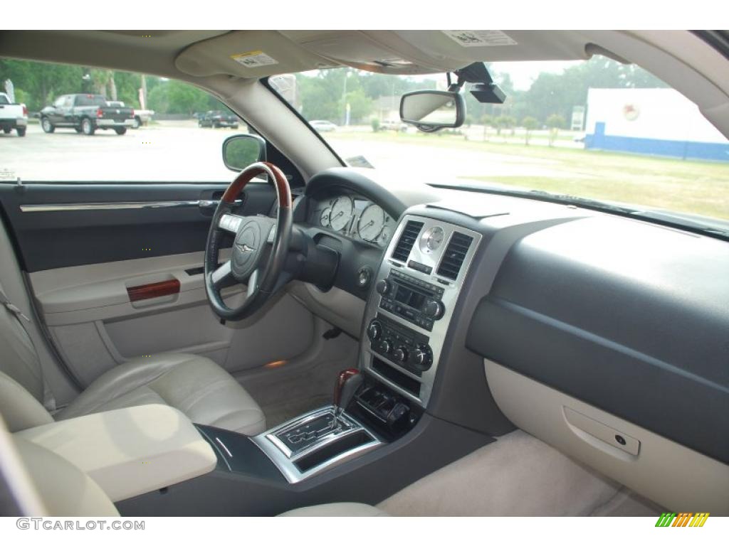 2005 300 C HEMI - Brilliant Black Crystal Pearl / Dark Slate Gray/Light Graystone photo #10