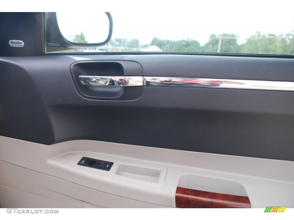 2005 300 C HEMI - Brilliant Black Crystal Pearl / Dark Slate Gray/Light Graystone photo #11