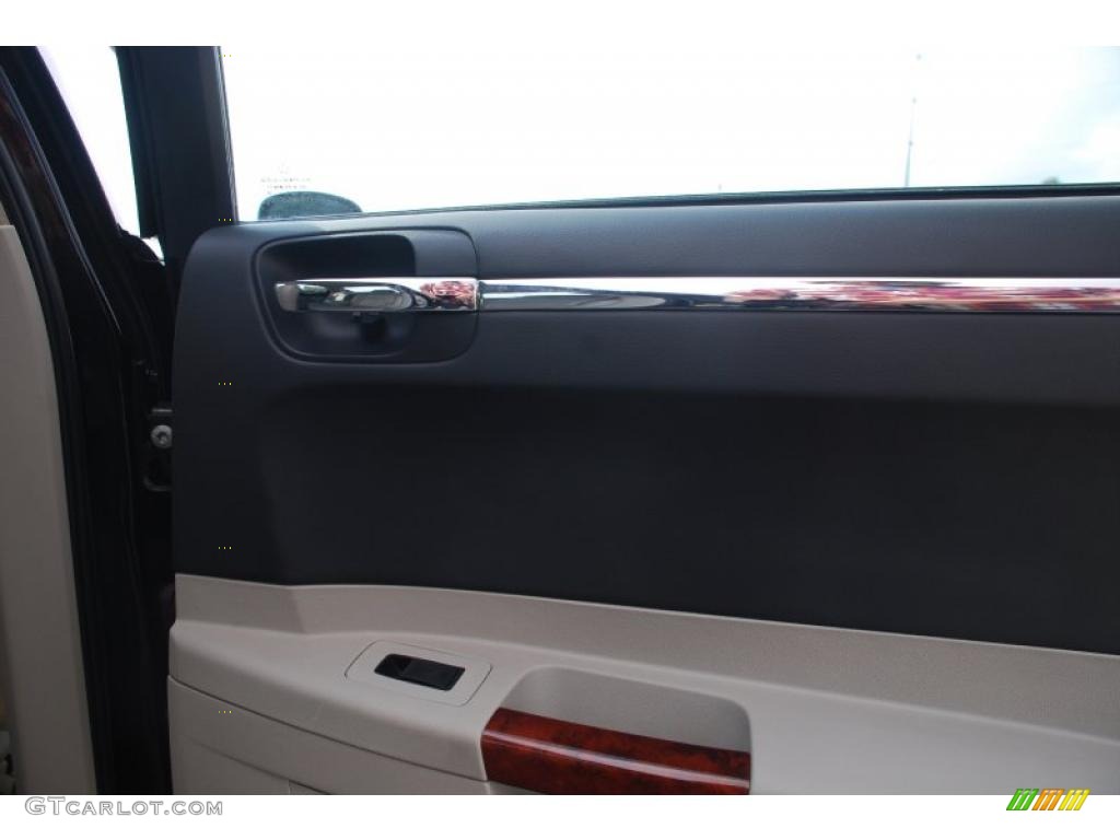 2005 300 C HEMI - Brilliant Black Crystal Pearl / Dark Slate Gray/Light Graystone photo #12